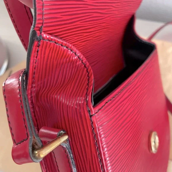 Louis Vuitton Epi St. Cloud PM - Picture 14 of 16